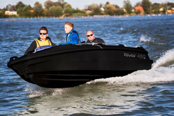 Geladen efficiënt rechtop River Boats 460 Open veilige kunststof boot bij Van Dijk Watersport
