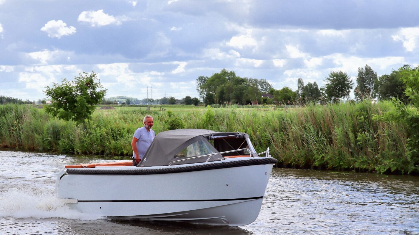 https://vandijkwatersport.nl/wp-content/uploads/2024/03/reitdieper-630-tender-lichtgrijs-lichtgrijs-cognac-kussens-3082-1405x790.jpeg