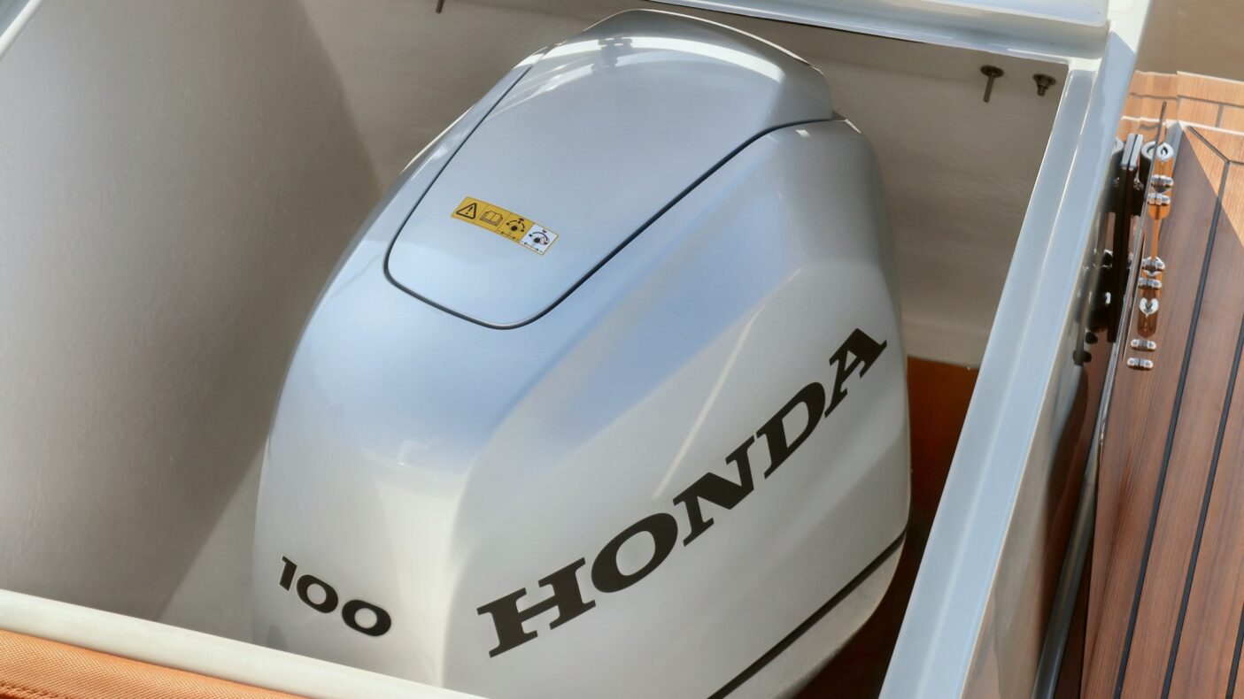 https://vandijkwatersport.nl/wp-content/uploads/2024/06/reitdieper-635-tender-honda-bf-100-agaath-grijs-sunset-bekleding-7941-1405x790.jpeg