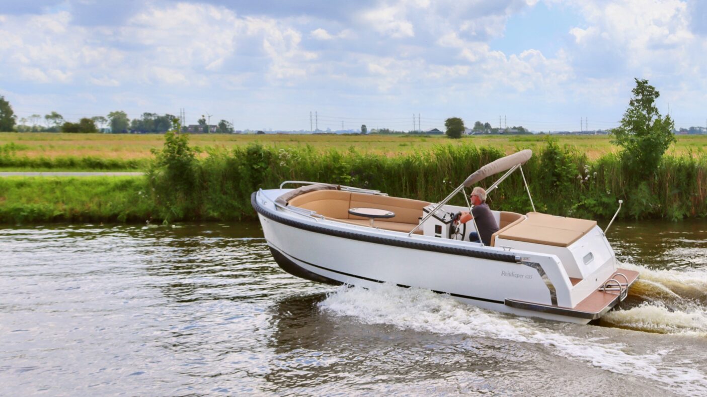 https://vandijkwatersport.nl/wp-content/uploads/2024/06/reitdieper-635-tender-wit-wit-06030-e1725530263669-1405x790.jpeg