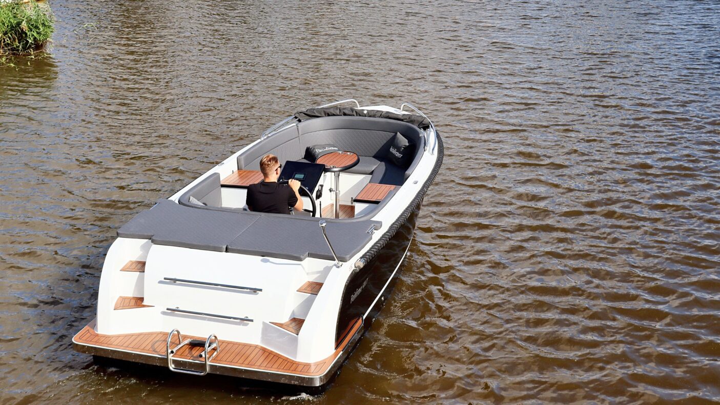 https://vandijkwatersport.nl/wp-content/uploads/2024/09/reitdieper-630-tender-zwart-wit-elektrisch-epropulsion-0008355-1405x790.jpeg