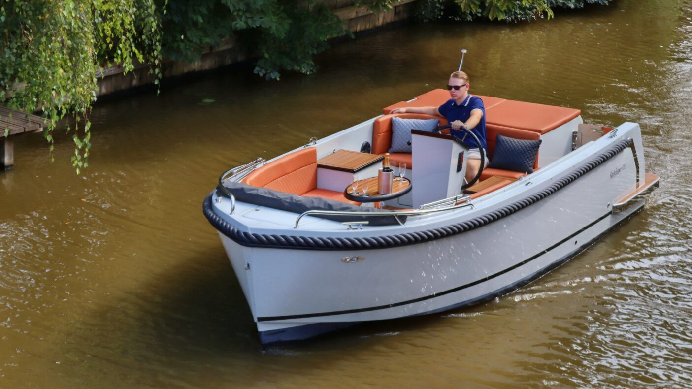 https://vandijkwatersport.nl/wp-content/uploads/2025/07/reitdieper-635-tender-honda-bf-100-agaath-grijs-sunset-bekleding-8008-1405x790.jpeg