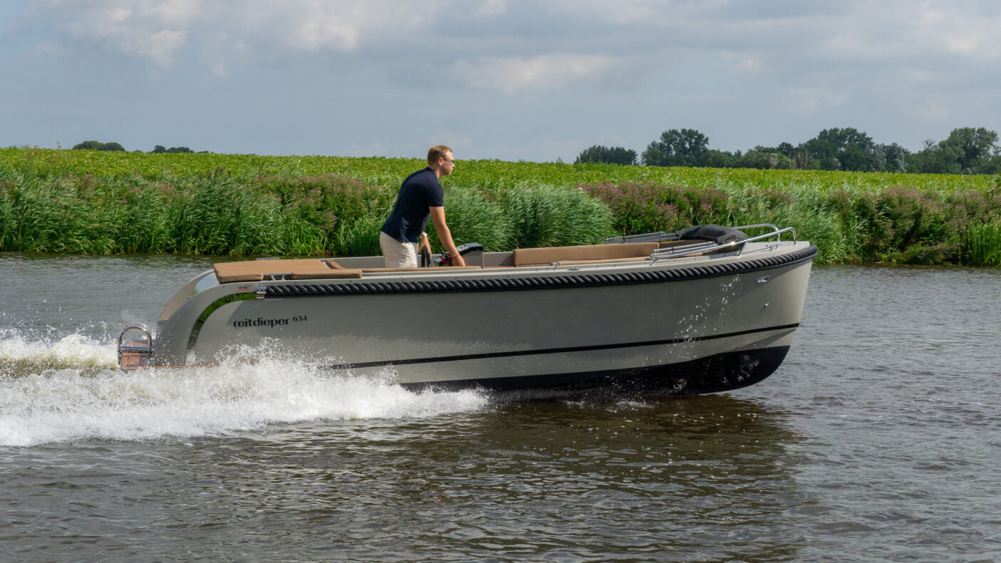 https://vandijkwatersport.nl/wp-content/uploads/2026/10/reitdieper-634-steengrijs-te-water-32-1405x790.jpg
